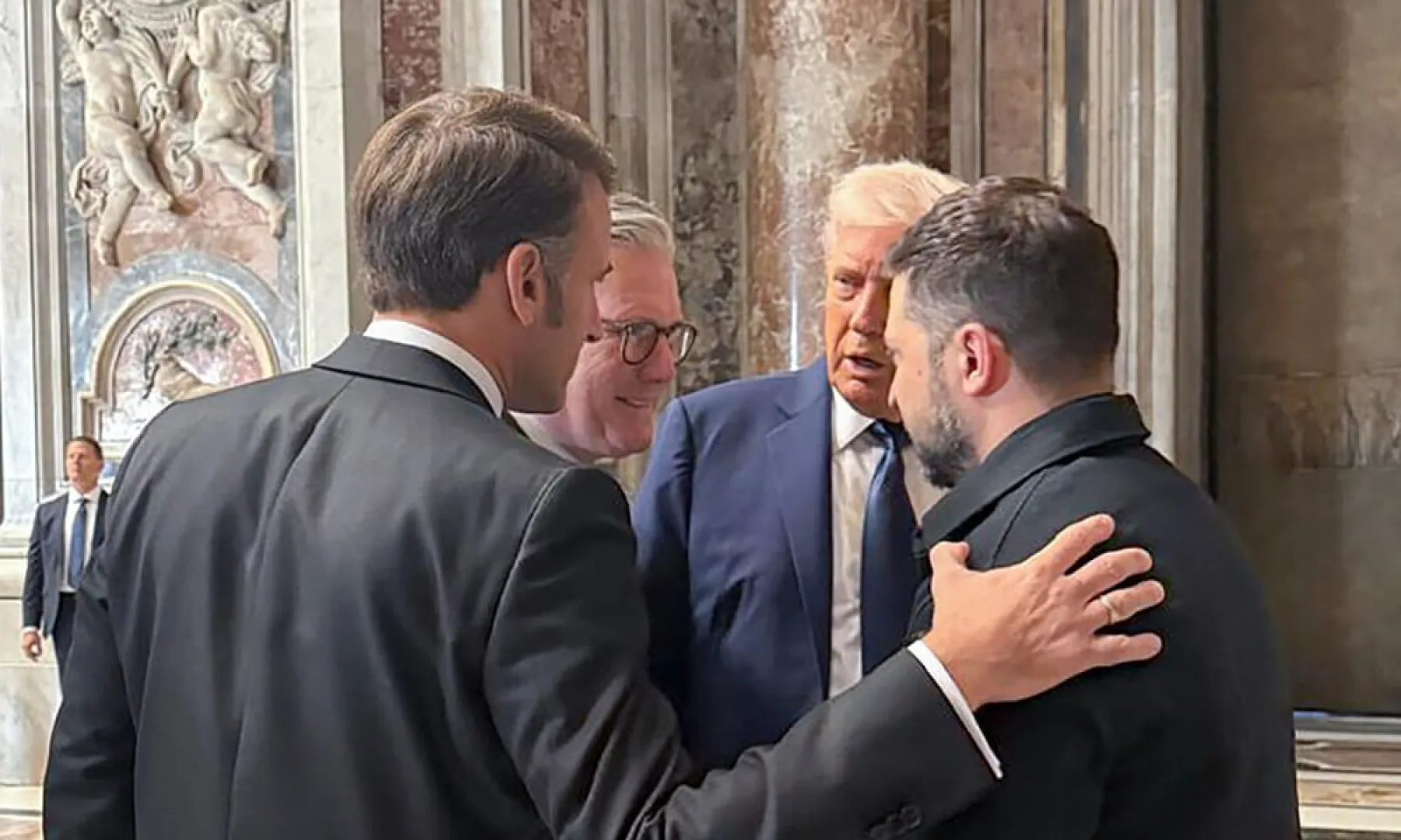 Čitačica s usana otkrila kako je Trump saopćio Macronu da ne treba biti na sastanku njega i Zelenskog
