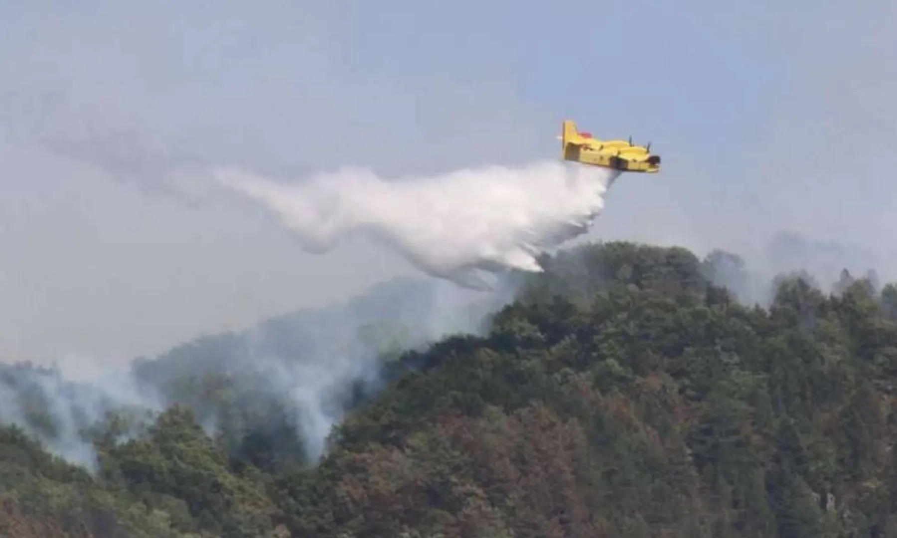 Požar na jugu BiH pod nadzorom, helikopter i jutros na terenu
