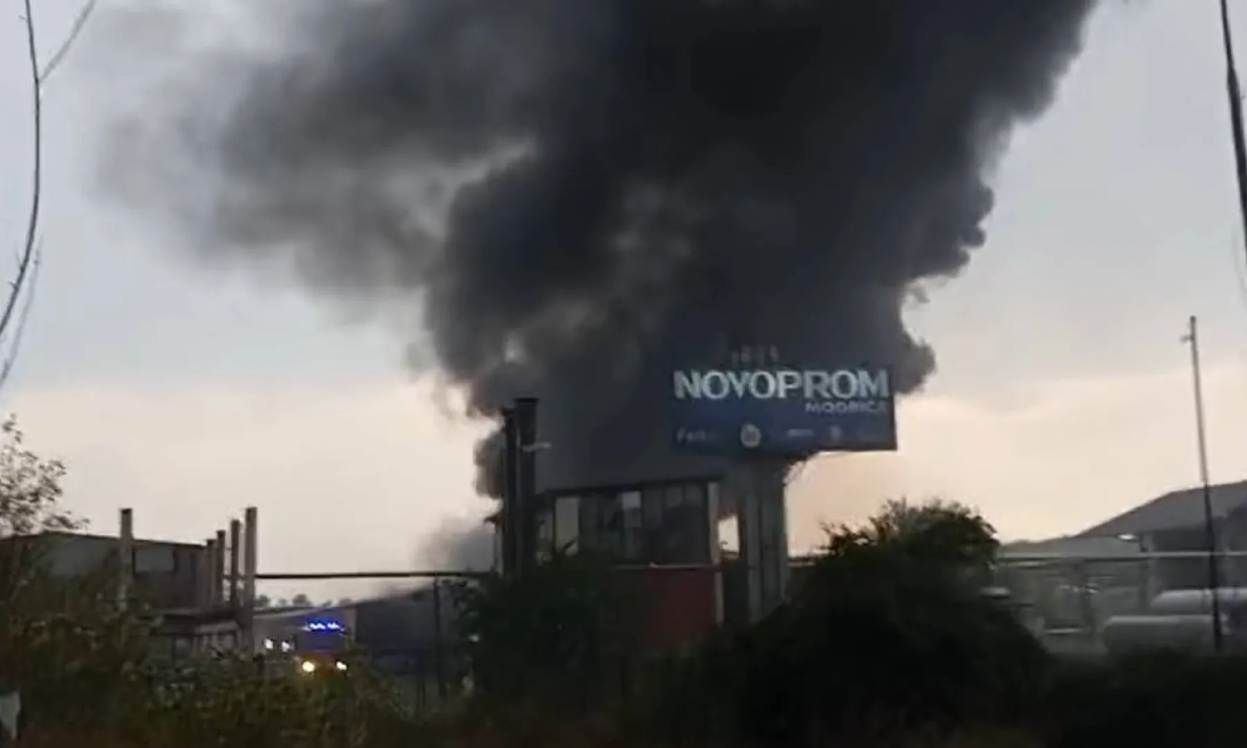 Buknuo požar u krugu modričkog preduzeća, vatrogasci na terenu