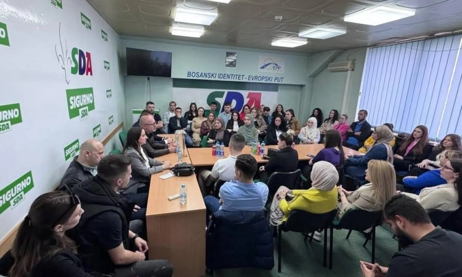 Više od 30 mladih pristupilo SDA Cazin – a političke elite i dalje bez odgovora na stvarne probleme građana