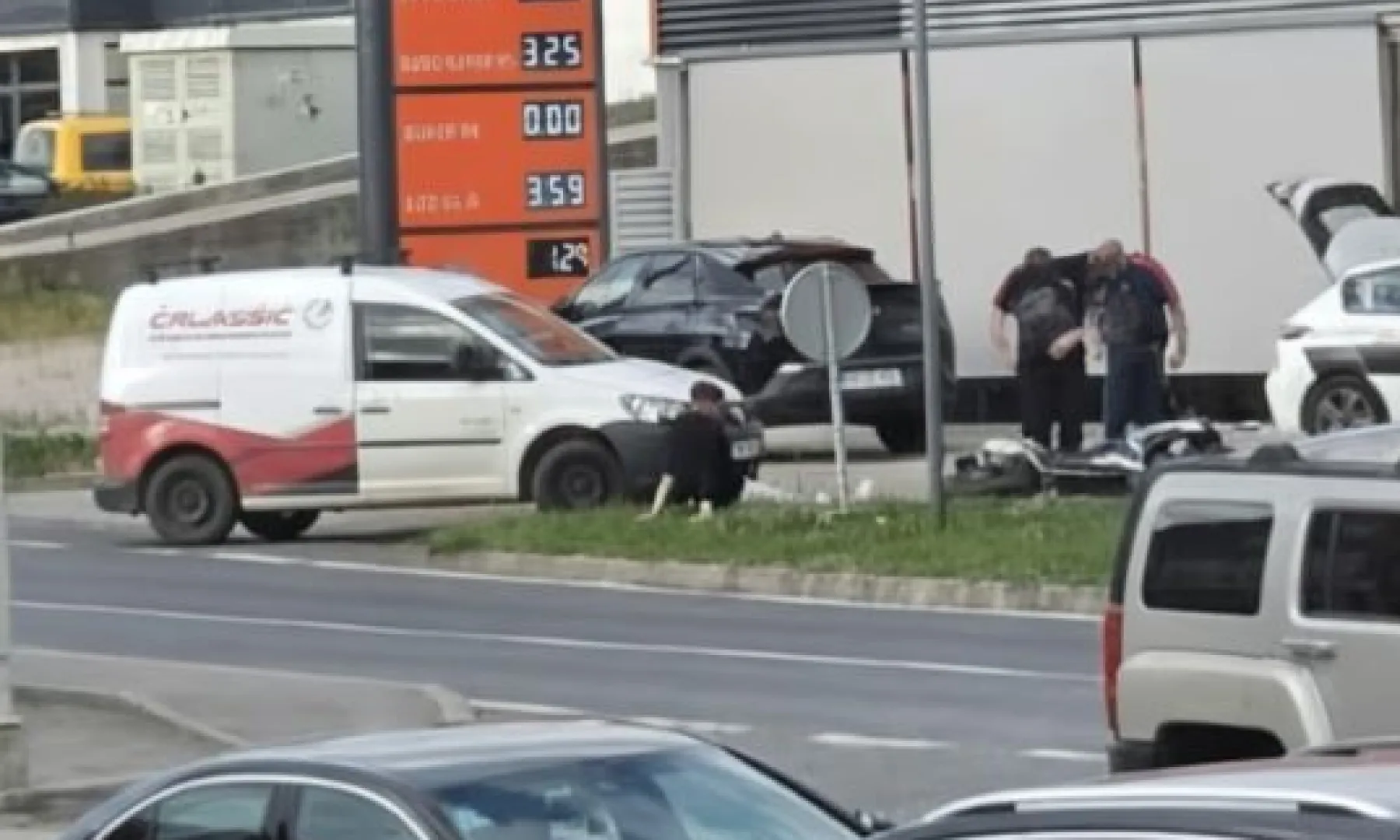 Saobraćajna nesreća u Cazinu: Uključeni motorista i jedno motorno vozilo, policija obavlja uviđaj