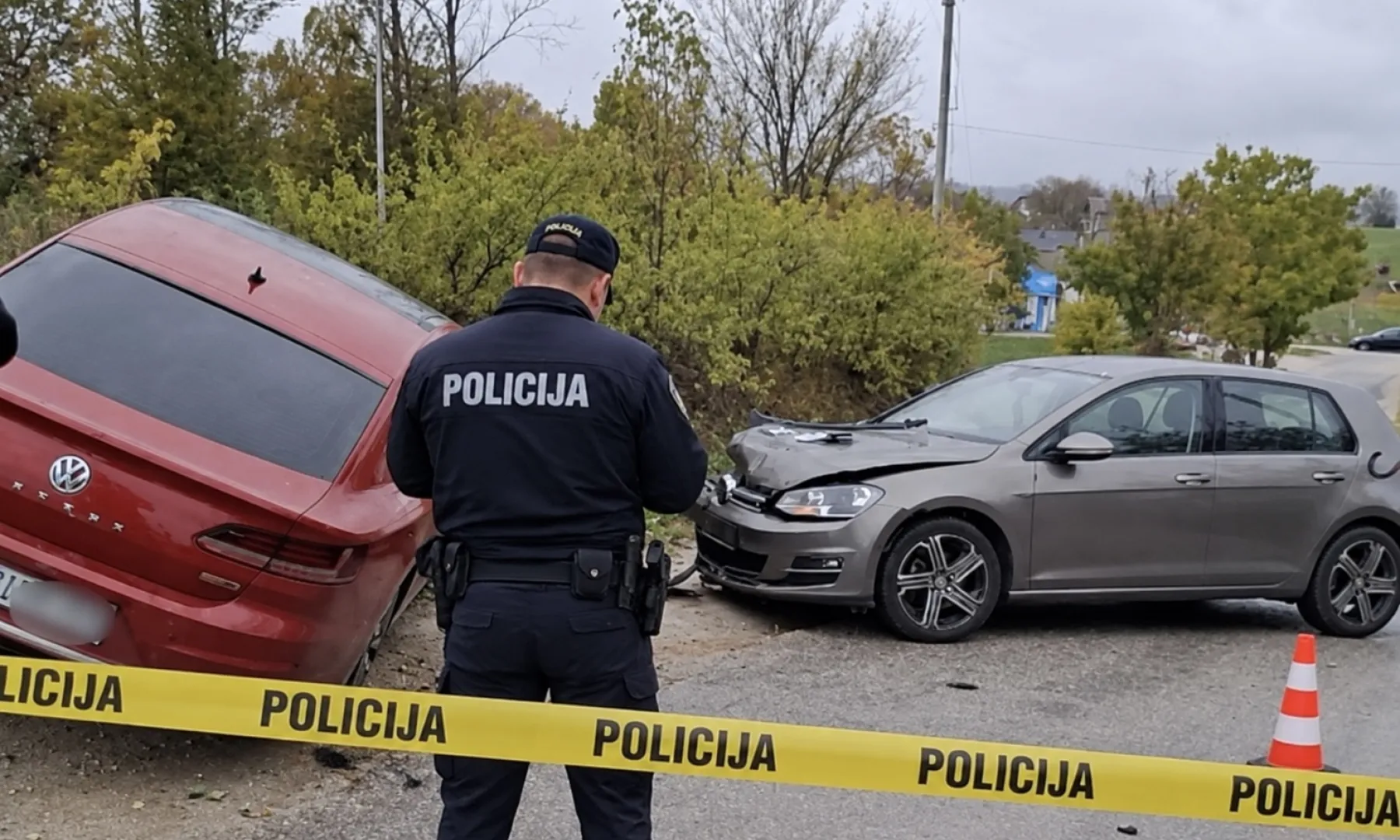 Saobraćajna nesreća u Krajini: Sudar dva automobila, jedno vozilo završilo van ceste