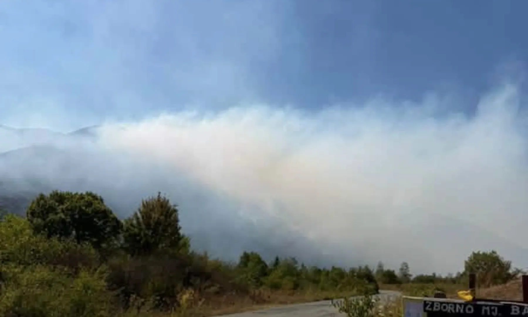 Požar na ulazu u Bihać ponovo aktivan zbog jakog vjetra, zatražen helikopter OSBiH