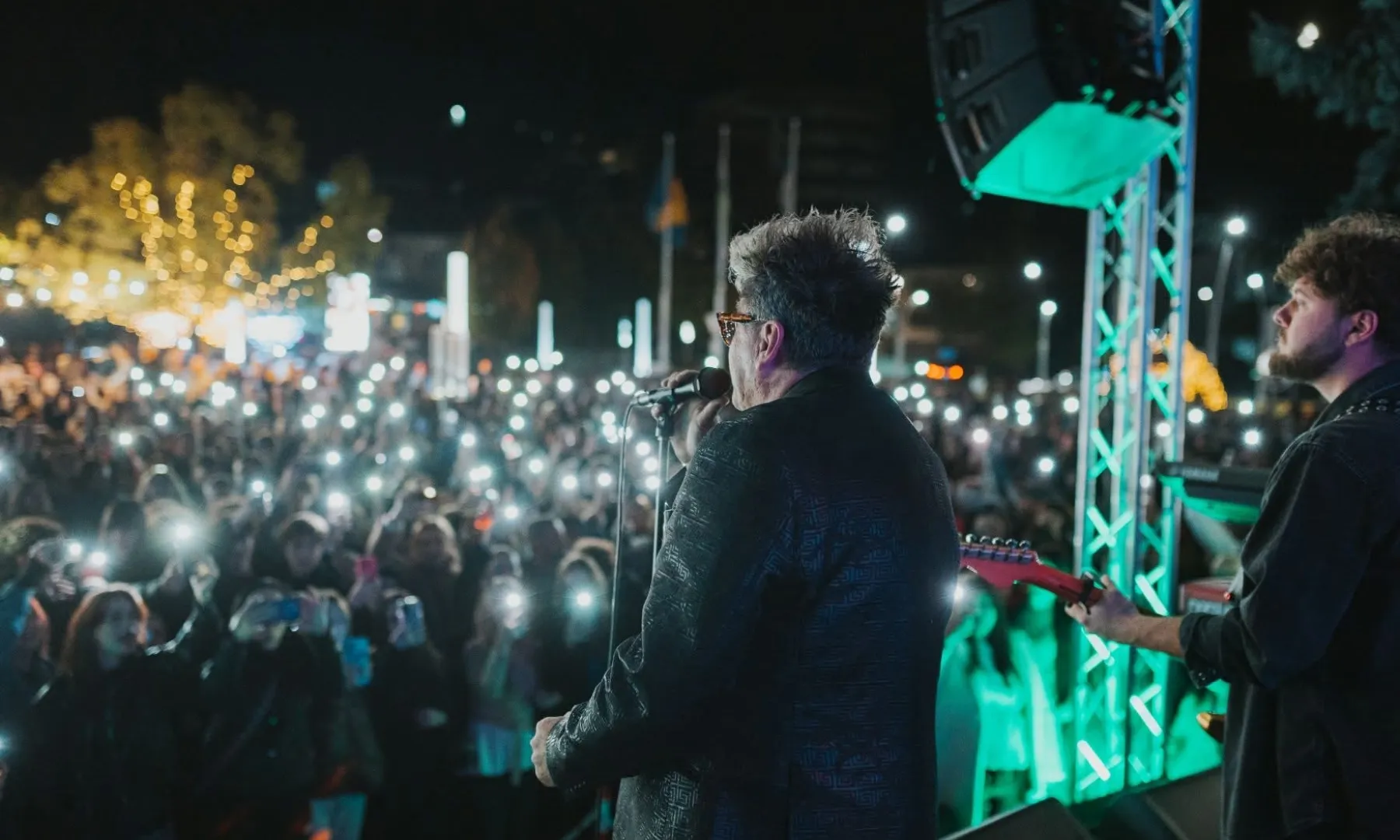 Gradski trg u Cazinu bio ispunjen tokom koncerta grupe Crvena jabuka u okviru ChestNUT Festa 2026