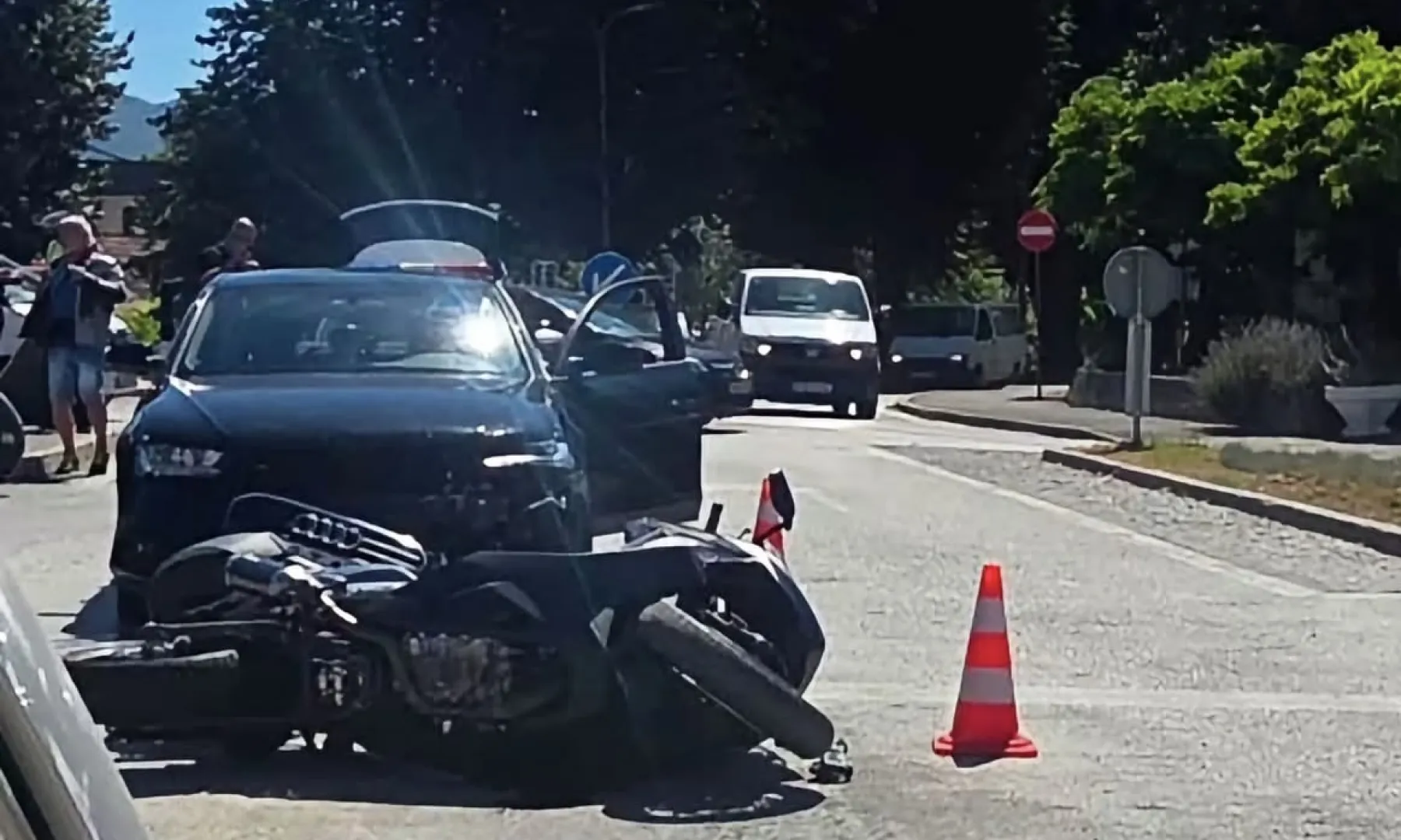 Saobraćajna nesreća u Bihaću: Automobil udario motociklistu, policija na terenu