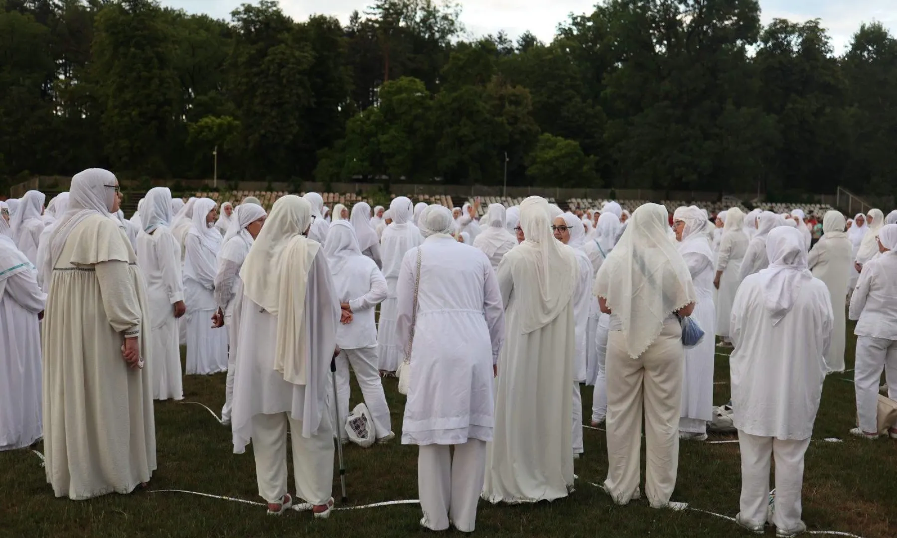 Bihać odao počast žrtvama genocida kroz performans “8372” na Gradskom stadionu