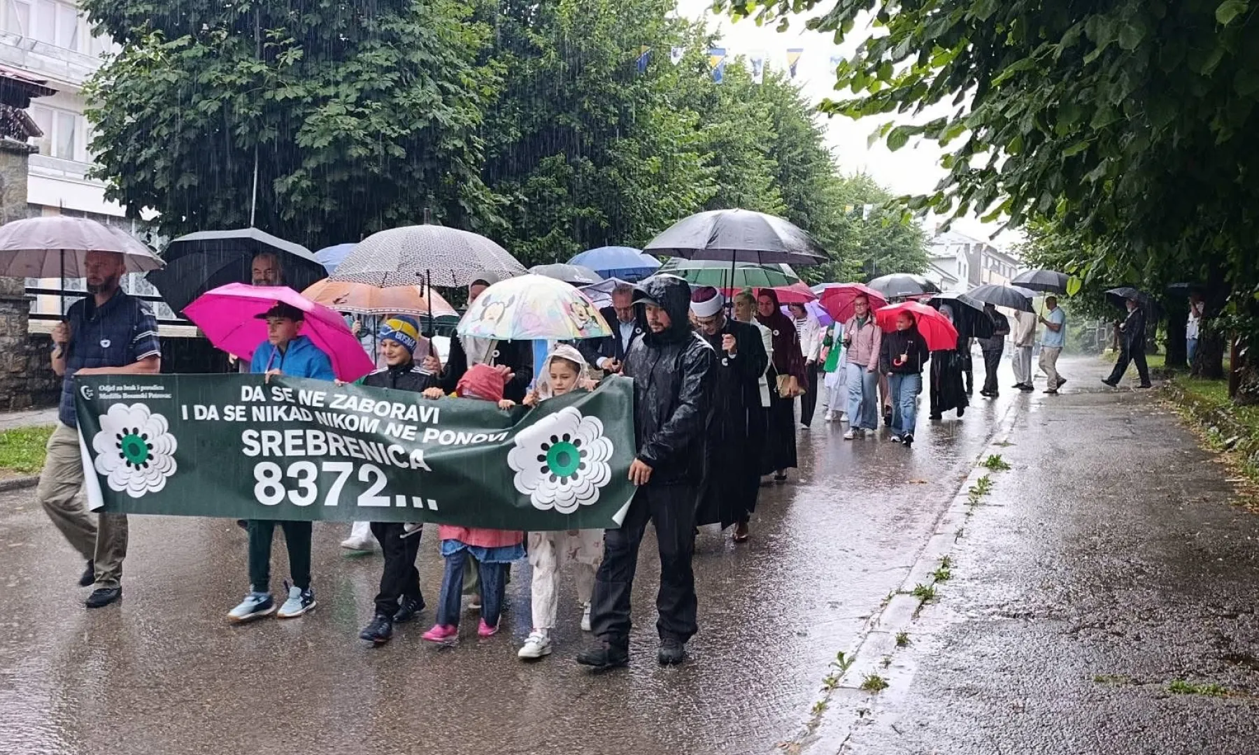 Građani Bosanskog Petrovca dostojanstveno odali počast žrtvama Srebrenice uprkos kiši