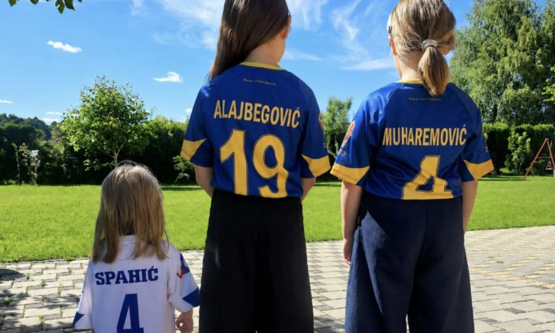 Tri sestre iz Bihaća pokreću humanitarnu akciju prodajom popunjenog Panini albuma za pomoć Alemu i njegovoj majci