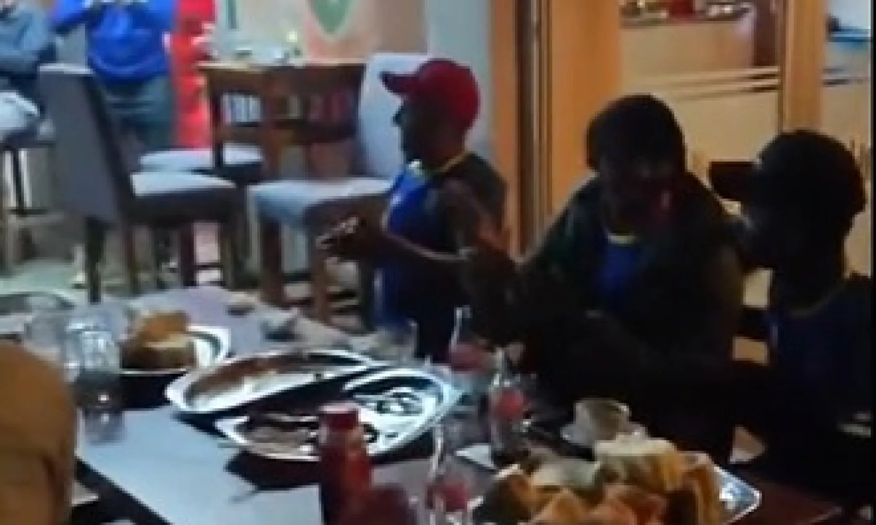 Migranti iz Sudana, Bangladeša, Egipta, Nepala i Kine uživali u utakmici BiH protiv Kanade uz podršku Zmajevima (VIDEO)