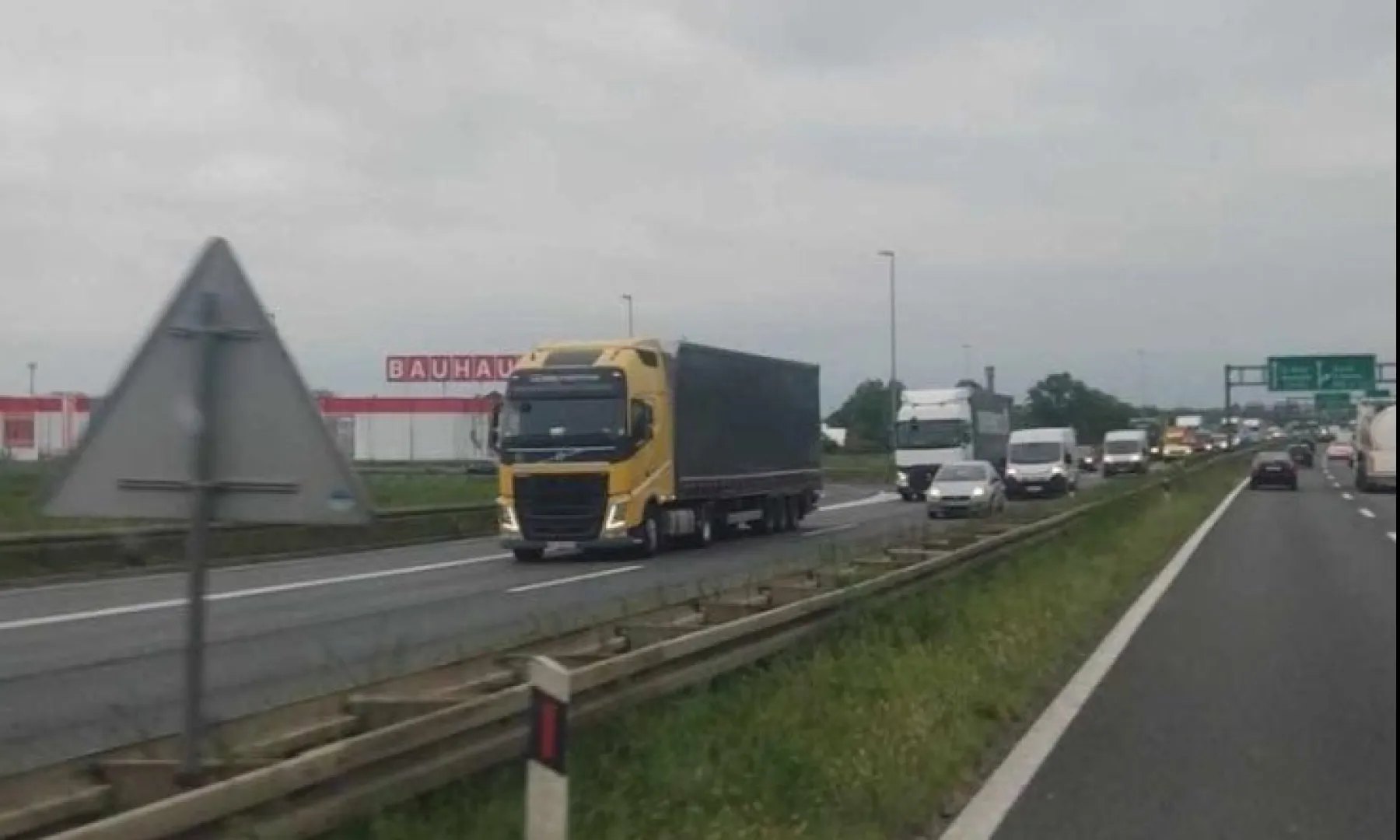 Vozači u BiH suočeni s radovima na cestama i dužim čekanjima na graničnim prijelazima, posebno u Velikoj Kladuši