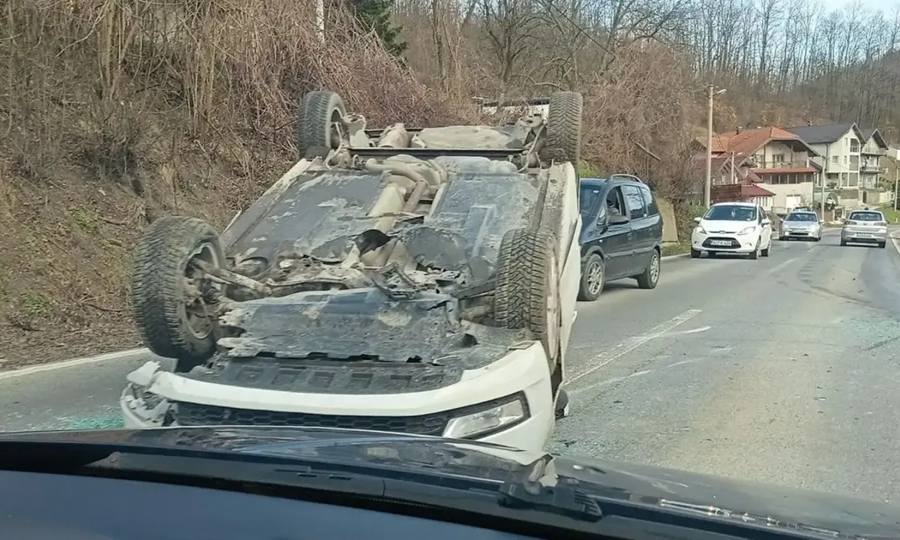 Saobraćajna nesreća na magistrali: Automobil se prevrnuo, ima teško povrijeđenih