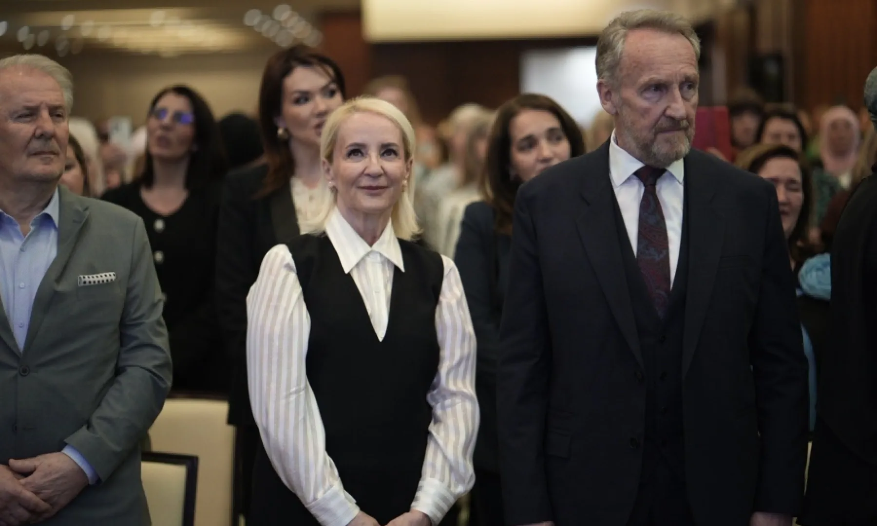 IZETBEGOVIĆ SA SKUPA ŽENA SDA POSLAO BRUTALNU PORUKU: „Bošnjaci su izbačeni iz vlasti i poniženi, Trojka nas vodi u živo blato, moramo ih srušiti u oktobru!“