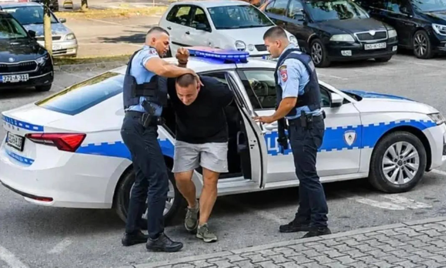 U policijskoj akciji "Trasa" uhapšena trojica osumnjičenih za trgovinu oružjem, oduzeto 14 automatskih pušaka