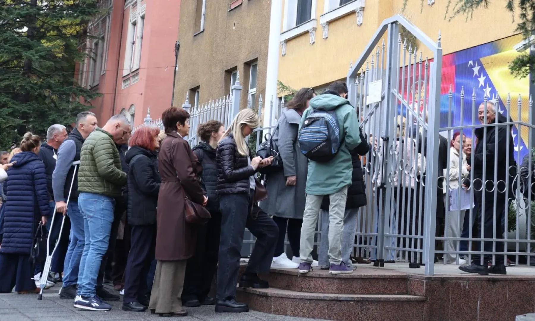Ispred Ambasade Srbije u Sarajevu zabilježeni redovi tokom glasanja na prijevremenim parlamentarnim izborima u Srbiji