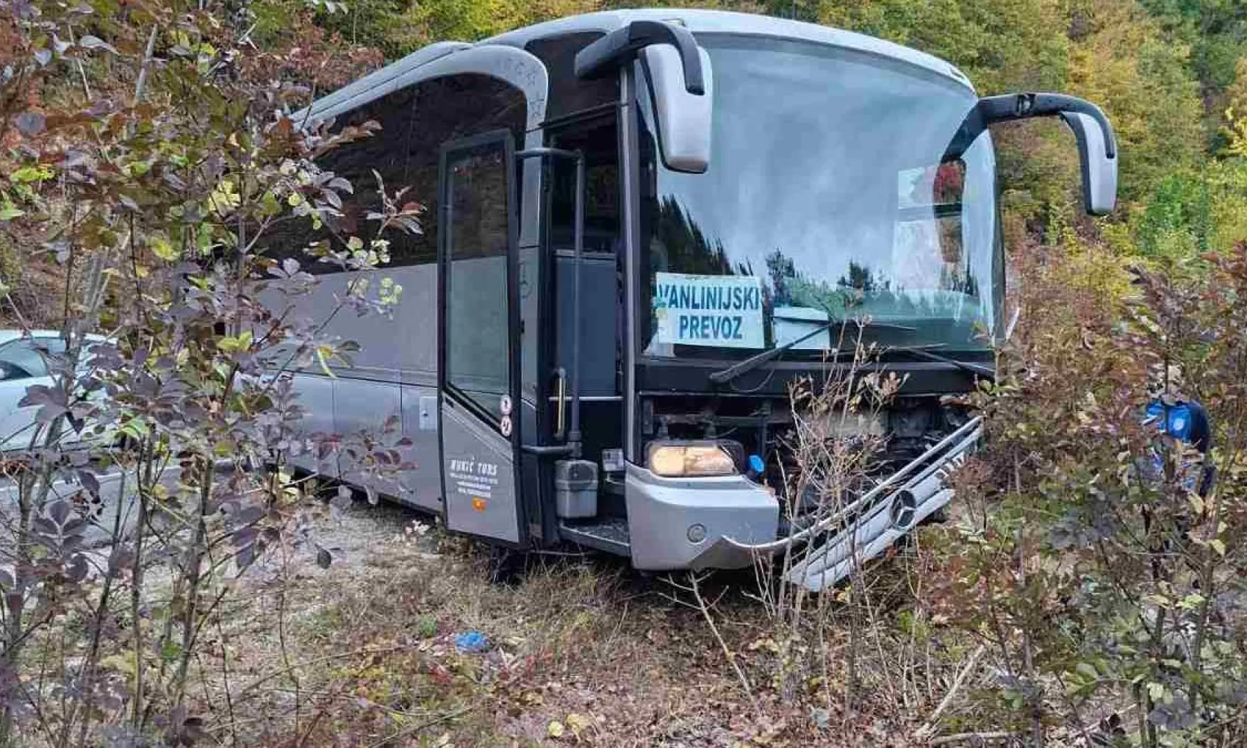 Autobus fudbalera FK Famos sletio s ceste na putu prema Goraždu, nekoliko članova ekipe lakše povrijeđeno, utakmica odgođena