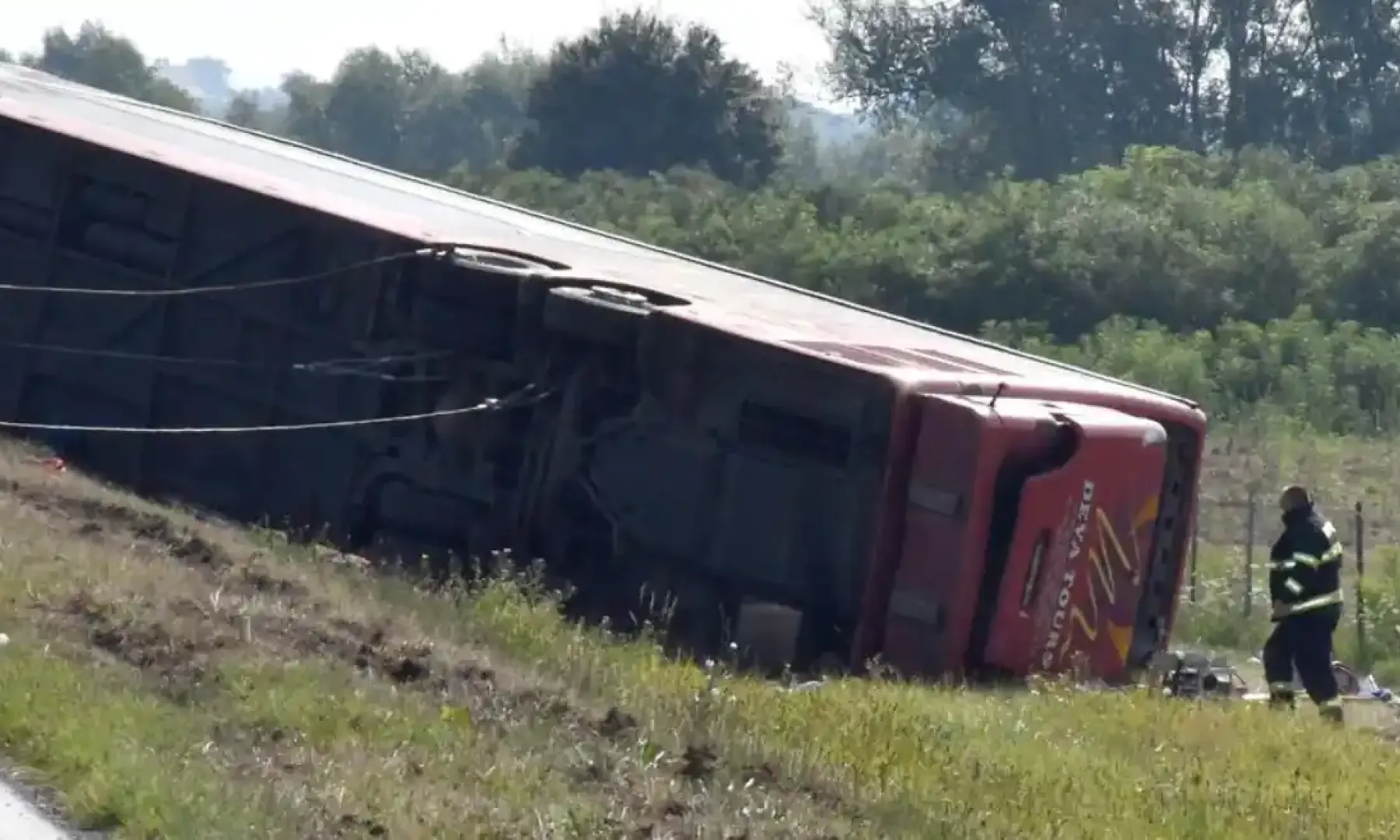 Autobus sletio s ceste kod Tuzle: Ima povrijeđenih, saobraćaj obustavljen