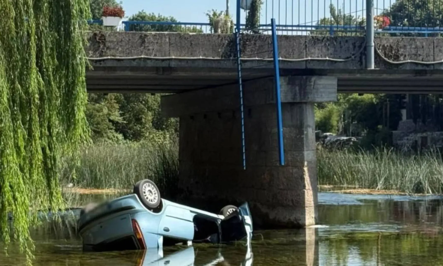 U Ljubuškom automobil sletio s ceste i prevrnuo se u rijeku Trebižat, vatrogasci izvukli vozilo