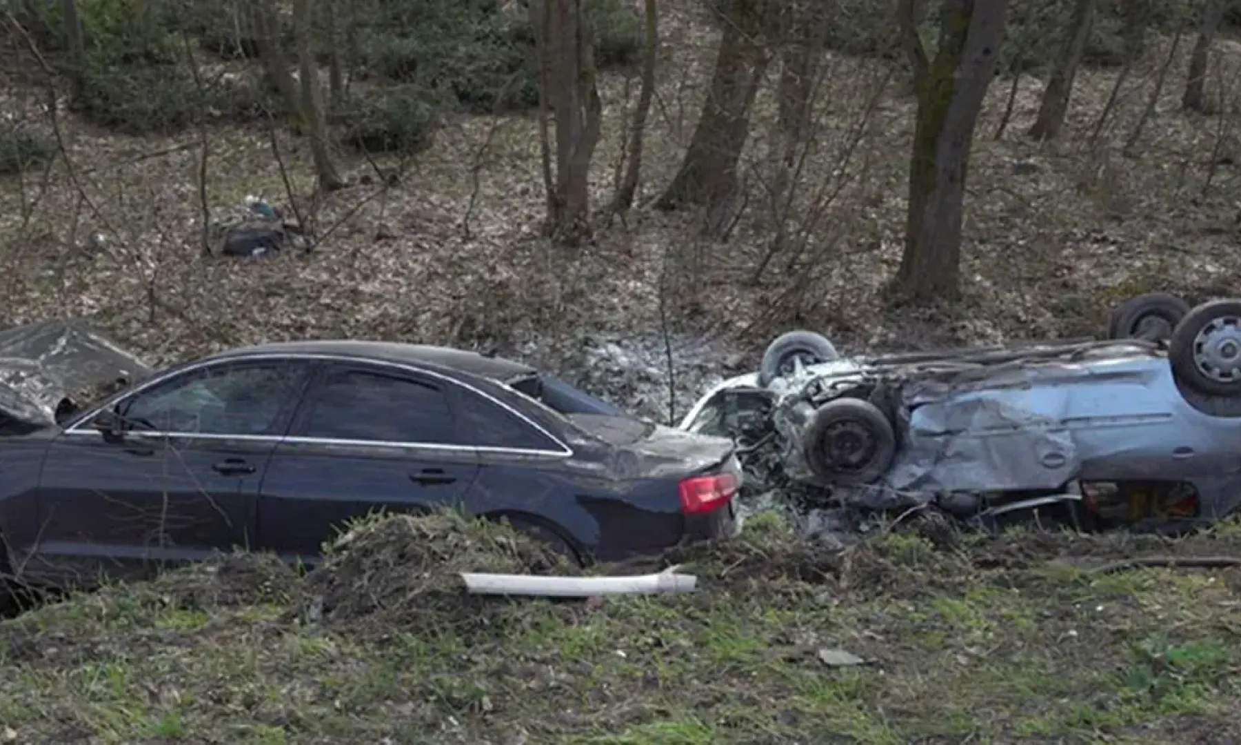 Težak sudar dva automobila, oba su završila u jarku, jedan se i prevrnuo. Ima povrijeđenih (VIDEO)