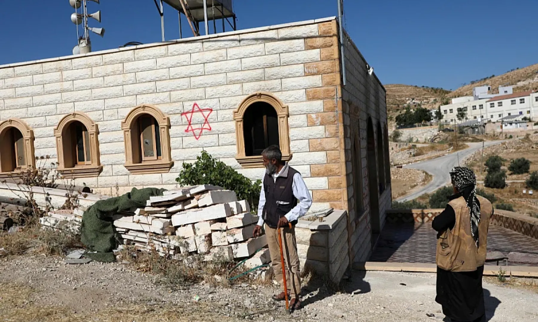 Izraelski doseljenici zapalili džamiju u Tuwani dok je unutra bila beba od 20 dana, povrijeđena četiri Palestinca u Beiti