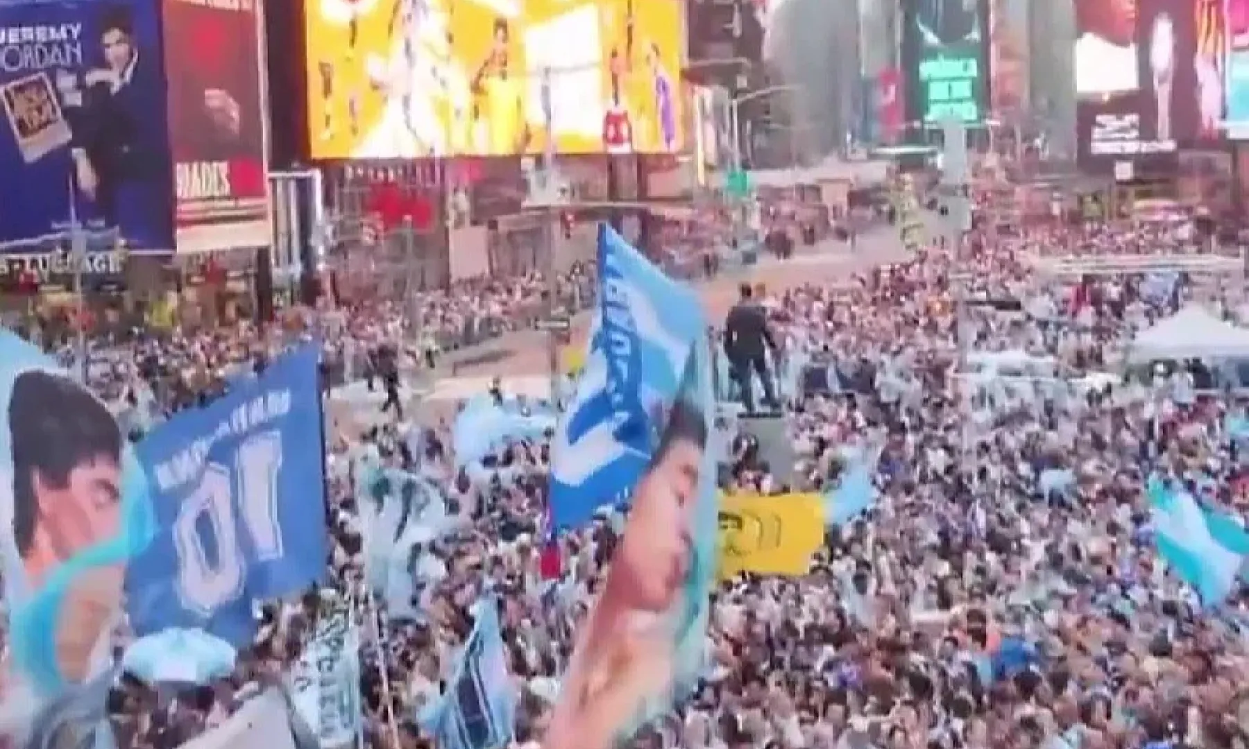 Desetine hiljada argentinskih navijača okupiralo Times Square uoči finala Svjetskog prvenstva protiv Španije