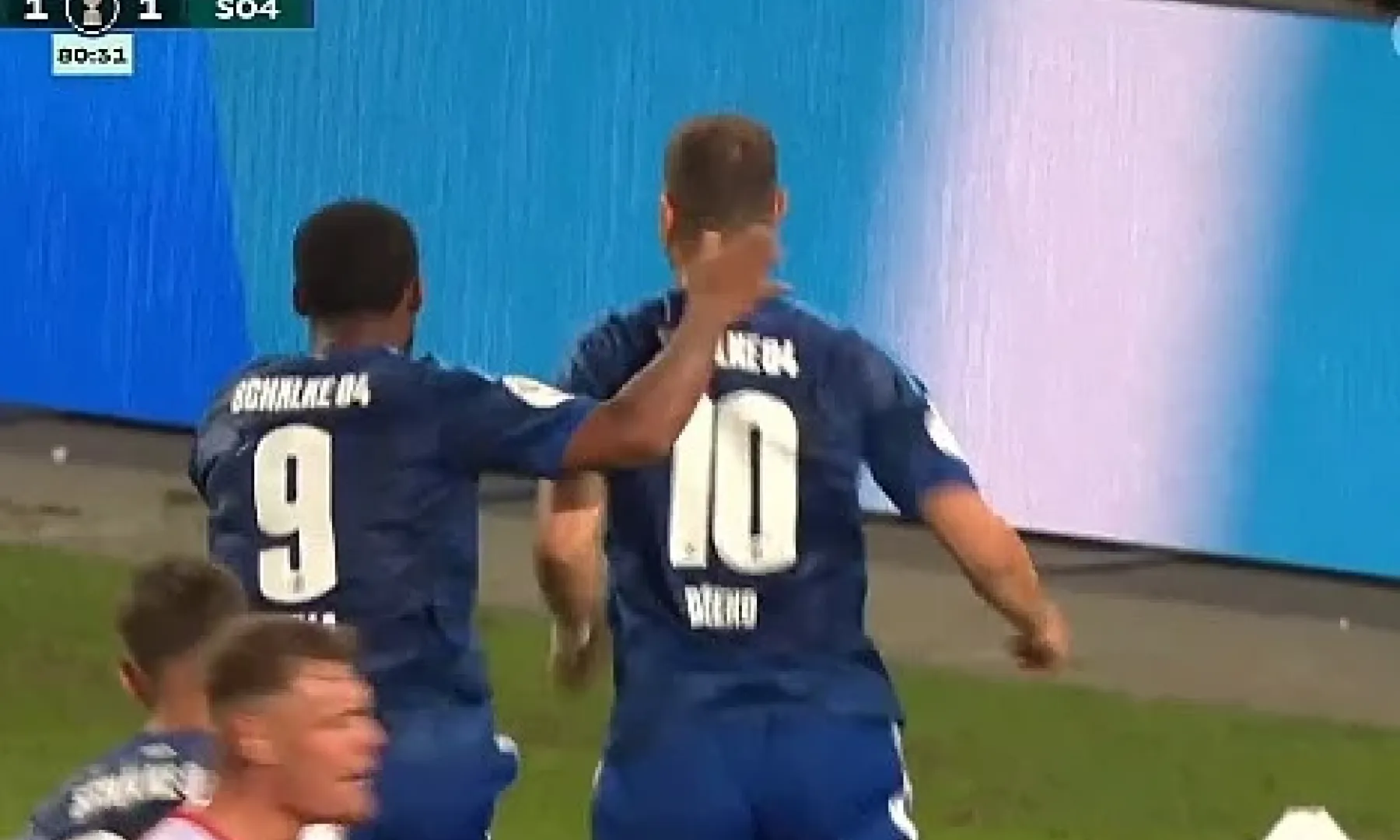 Edin Džeko postigao dva gola za Schalke u Kupu protiv Halleschera