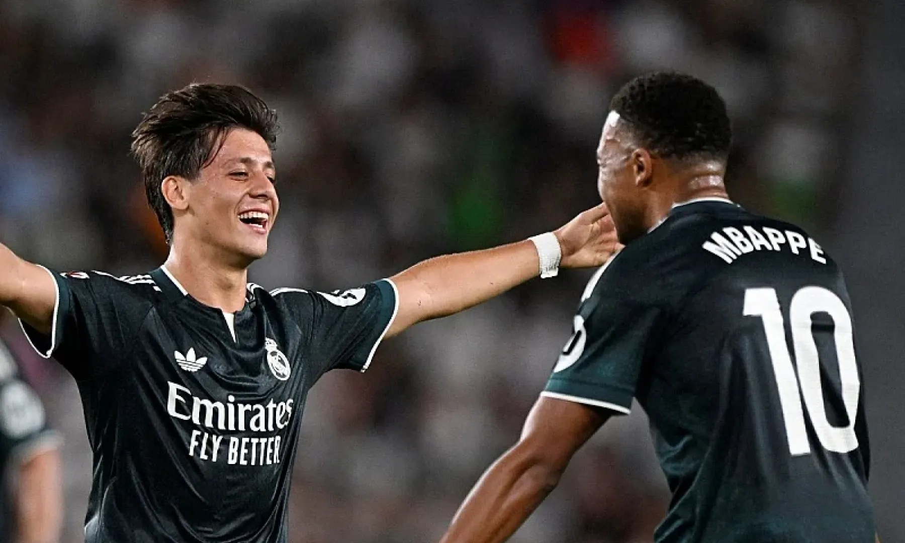 Real Madrid pobijedio Elche rezultatom 3:2 i izjednačio se s Barcelonom na vrhu tabele La Lige