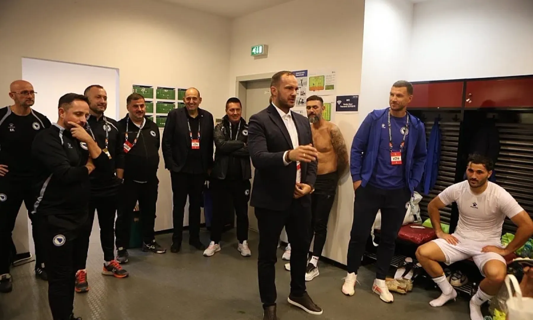 Vico Zeljković čestitao igračima BiH nakon pobjede 4:2 protiv Rumunije u Bukureštu, koja ih dovela na drugo mjesto u grupi Lige nacija