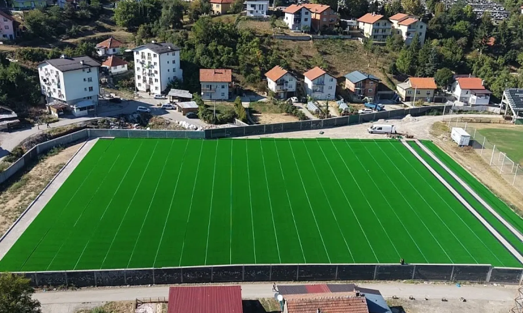 U Kaknju završena izgradnja pomoćnog terena Gradskog stadiona s plastičnom podlogom uz podršku vlasti i značaj za razvoj mladih sportista