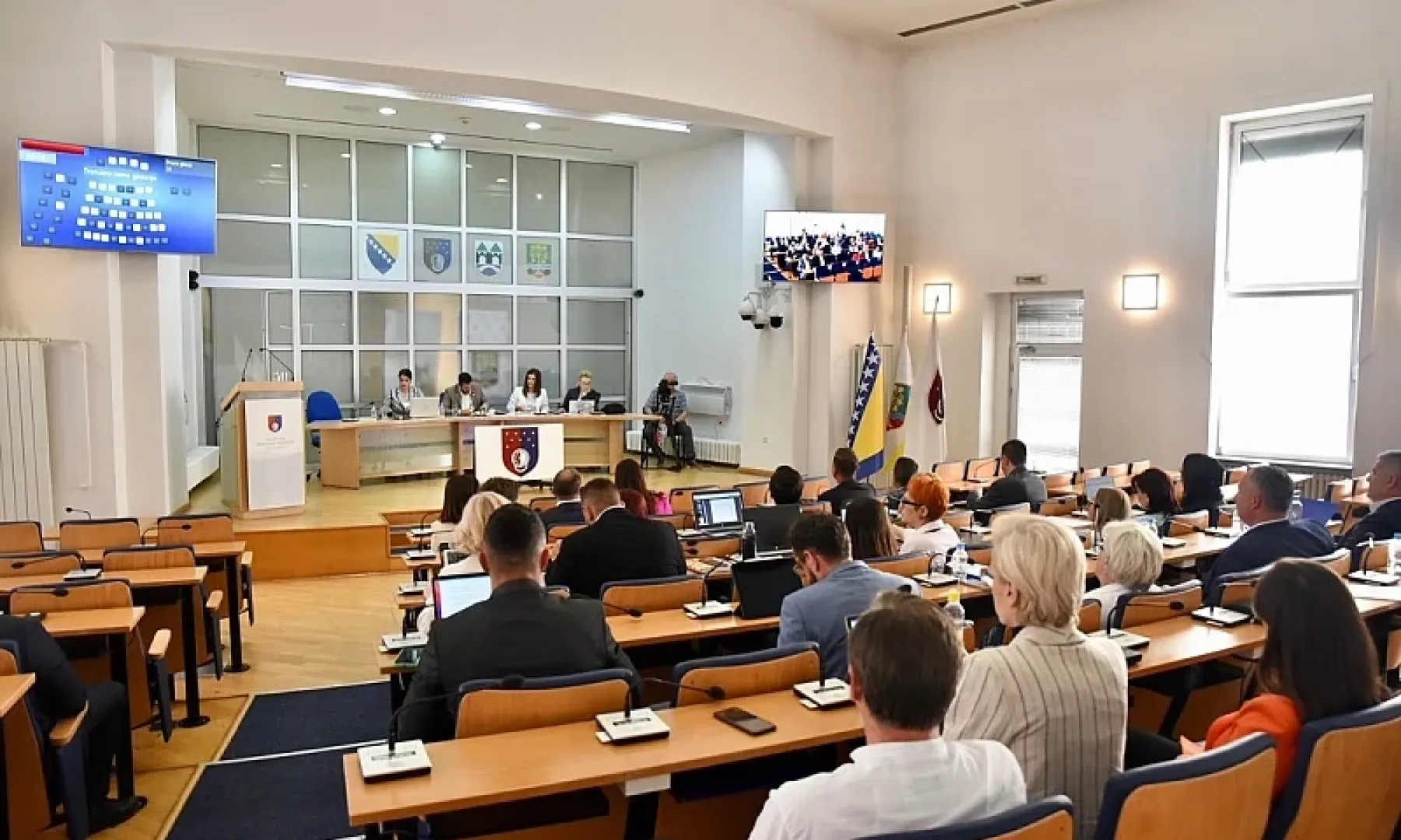 Uvođenje mandata u mirovanju u Izborni zakon omogućava zvaničnicima da zadrže mjesto u zakonodavnom tijelu tokom izvršnih funkcija