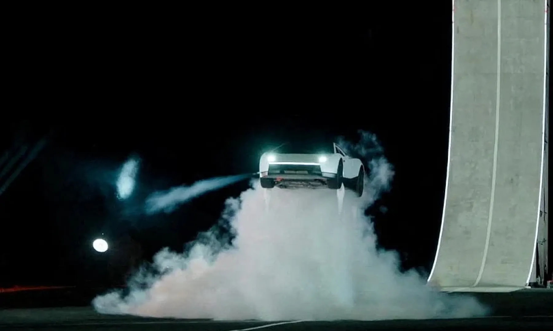 Tesla predstavila novi Roadster u Teksasu, automobil koji koristi potisnike sa zrakom za izvođenje skokova i okreta u zraku