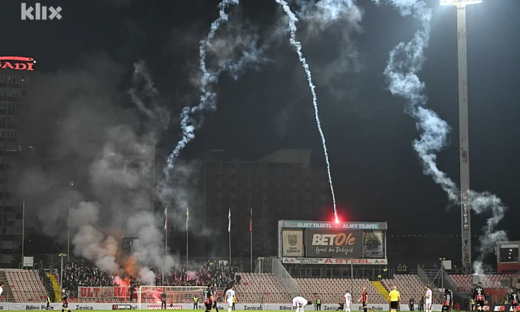 Na utakmici Čelika i Zrinjskog u Zenici, navijači Ultras udaljeni su pet minuta prije kraja zbog incidenata na tribinama