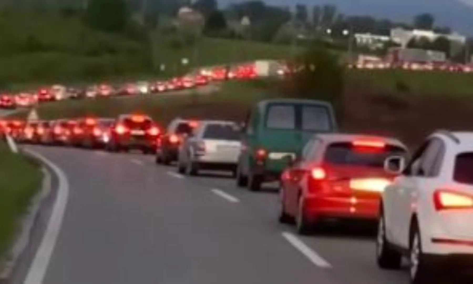 Pojačan promet vozila na lokalnim izletištima, gužve na granicama