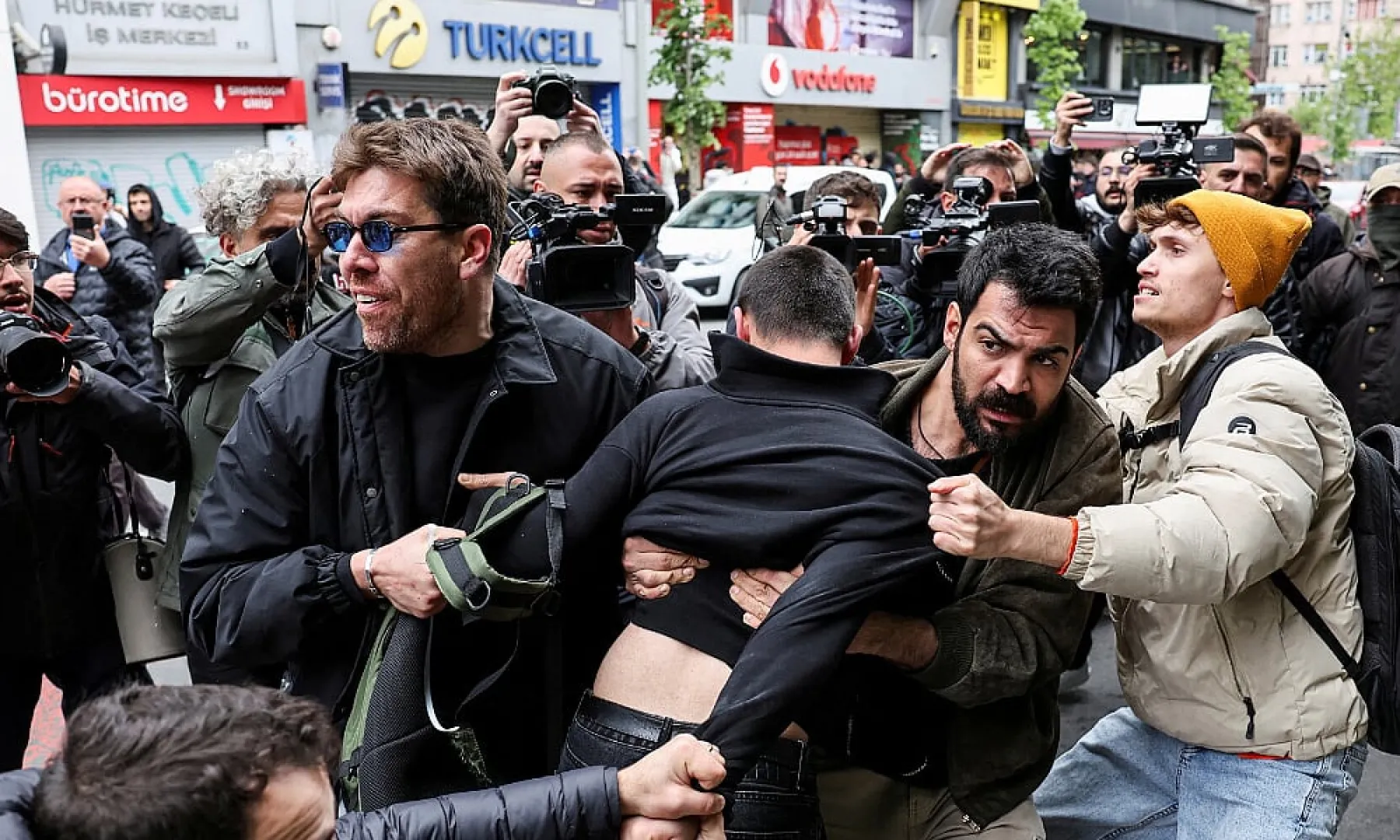 Policija privela skoro 400 građana na ulicama Istanbula, slike prikazuju ozbiljnost situacije na protestima