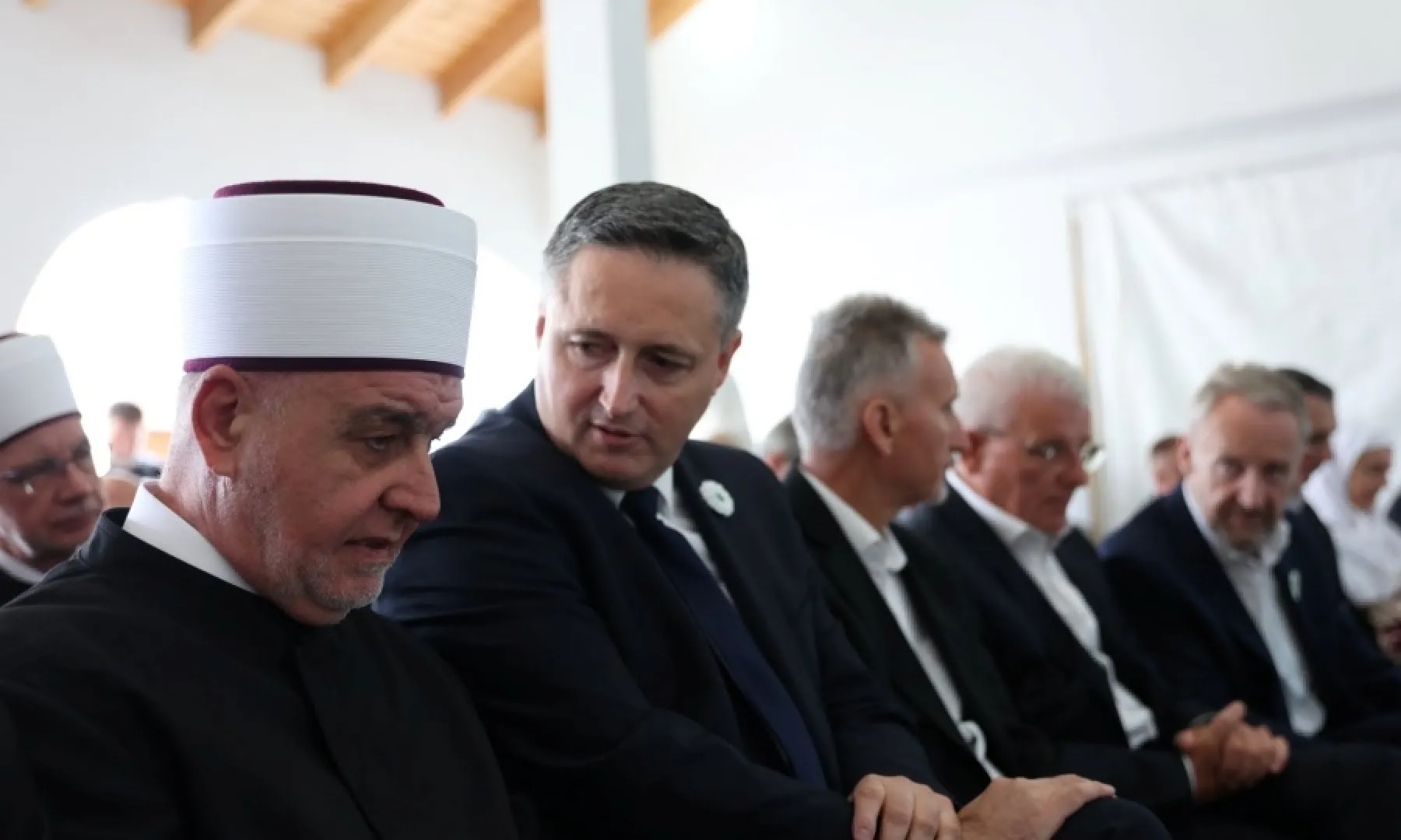 Bećirović na komemoraciji u Kamičanima: "Nikada nećemo odustati od borbe za pravdu za 3.176 ubijenih civila