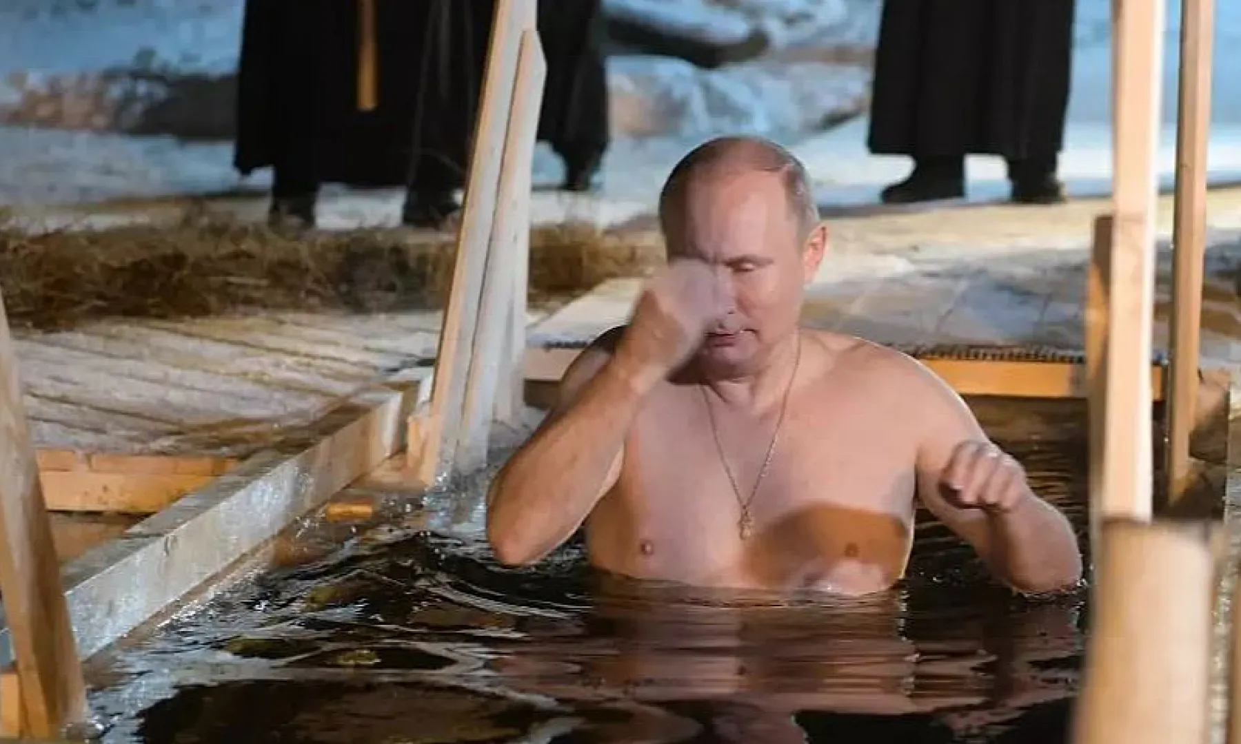 Vladimir Putin se okupao na Bogojavljenje: Prekrstio se i tri puta uronio u ledenu vodu