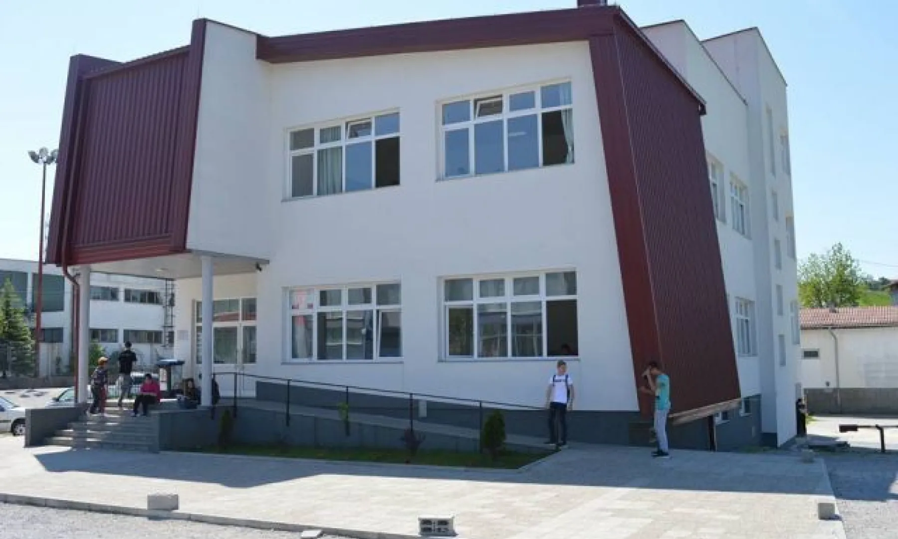 Krađe tokom časova tjelesnog odgoja u Drugoj srednjoj školi u Cazinu: Učenici traže reakciju škole