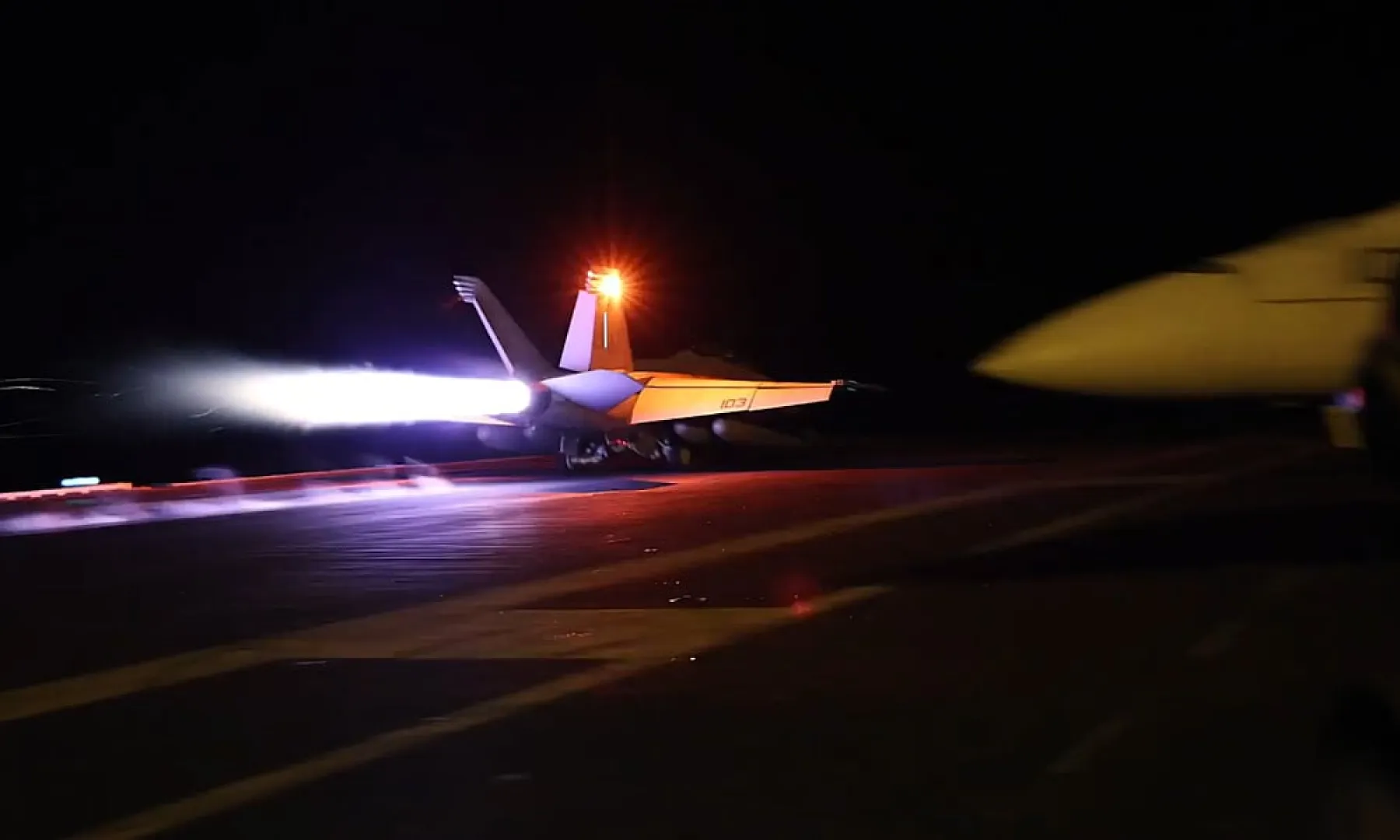 U sinoćnjim zračnim udarima američkih snaga u Jemenu poginulo osam ljudi, Huti odgovorili lansiranjem rakete