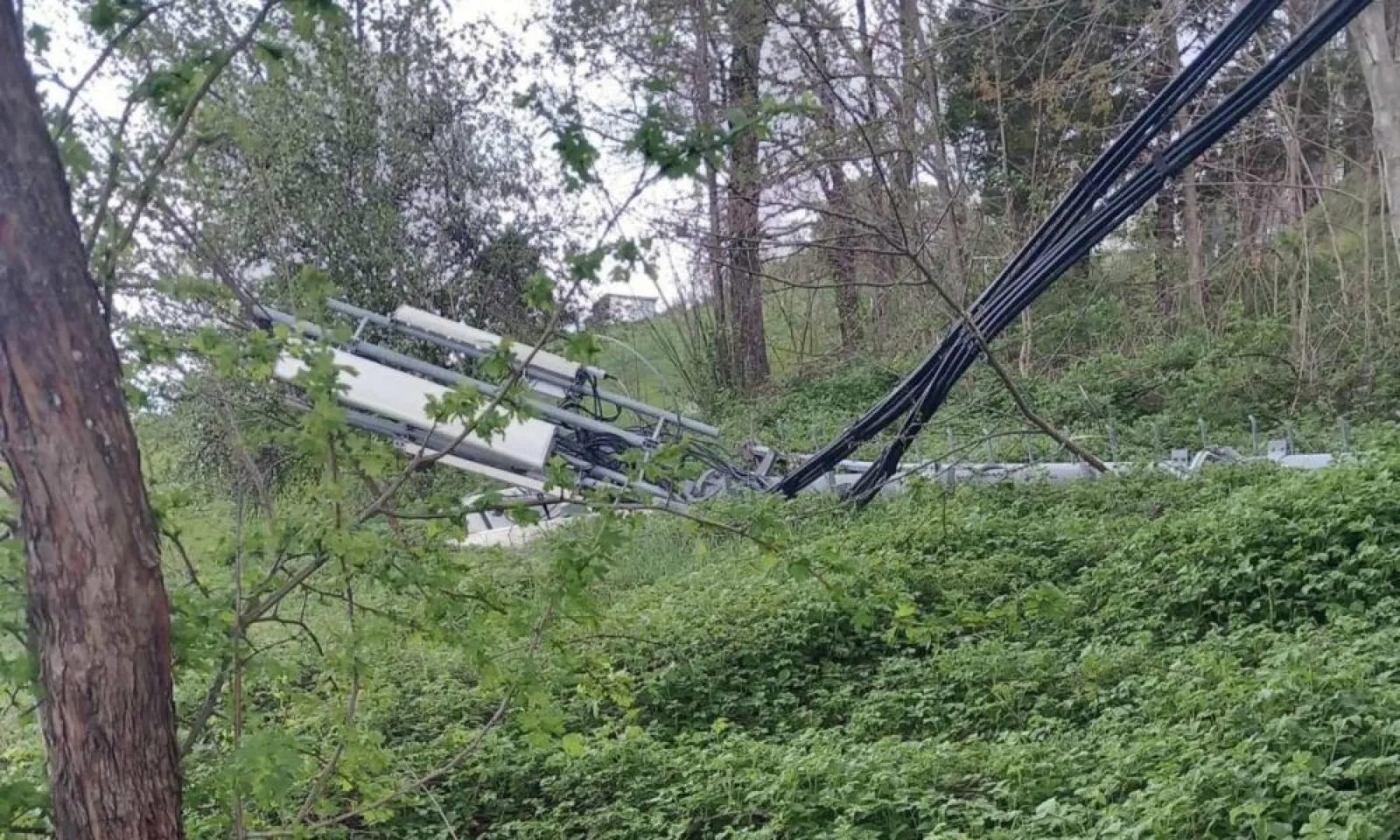 Cazin: Vjetar prepolovio odašiljač BH Telecoma u Polju, mještani u strahu