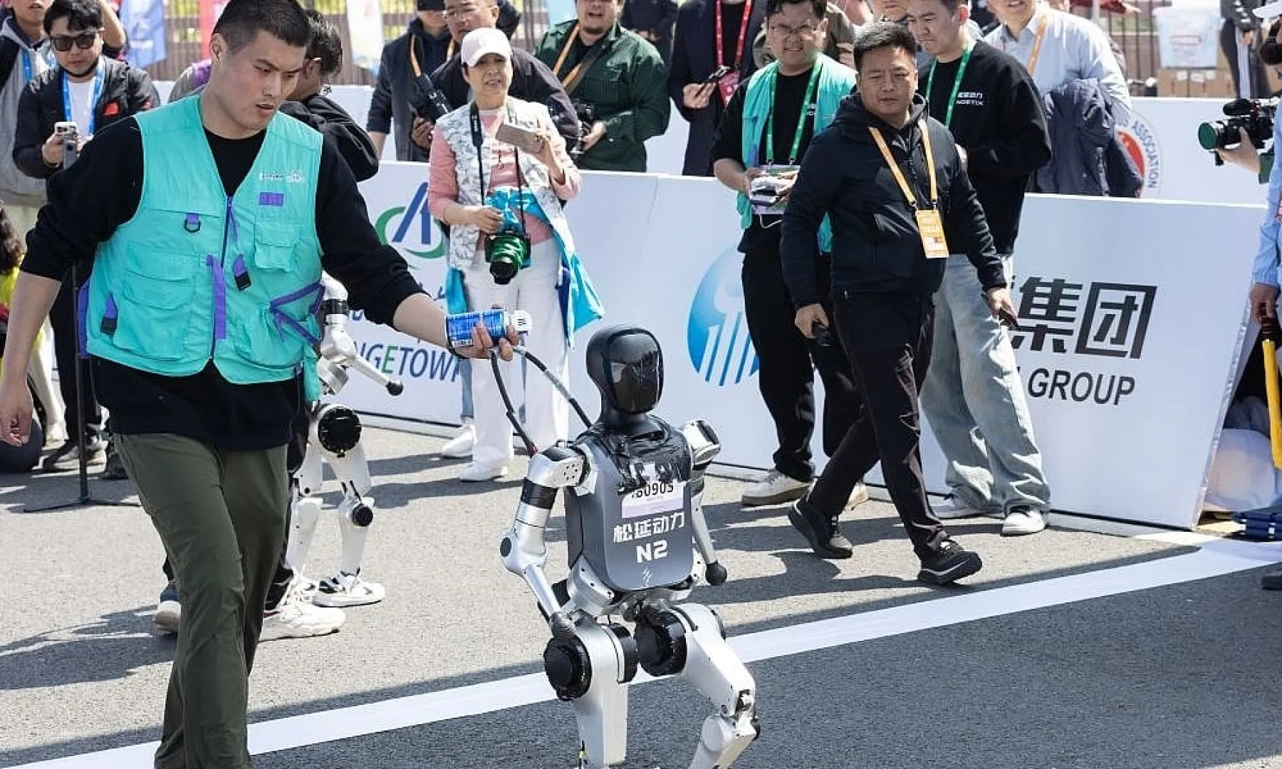 Roboti trčali polumaraton i takmičili se s ljudima u Kini
