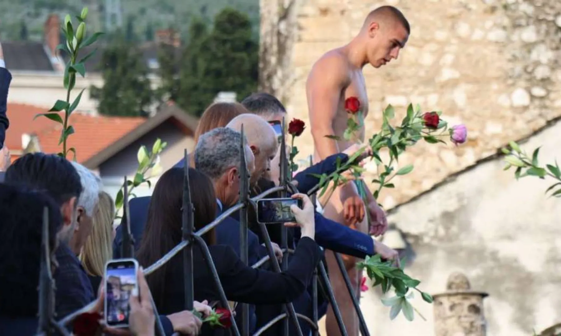 Skok sa Starog mosta uoči konferencije "MOSTAR 2025: Dijalog za budućnost"