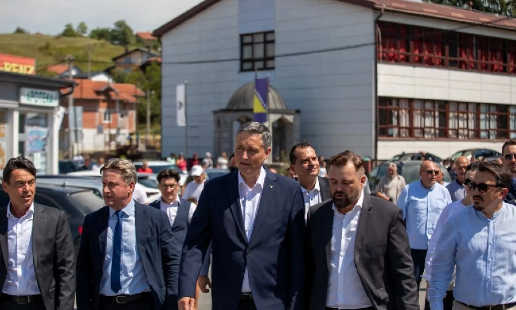 DRŽAVA MORA BITI PRISUTNA TAMO GDJE JE NAJPOTREBNIJE: Bećirović s gradonačelnikom Cazina posjetio mjesnu zajednicu Tržačka Raštela (FOTO)