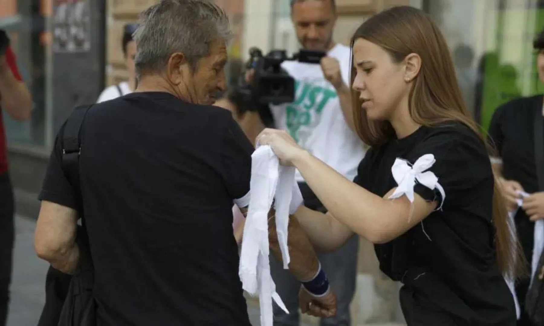 Mladi u Sarajevu obilježili Dan bijelih traka: Sjećanje na žrtve Prijedora ne smije biti zaboravljeno