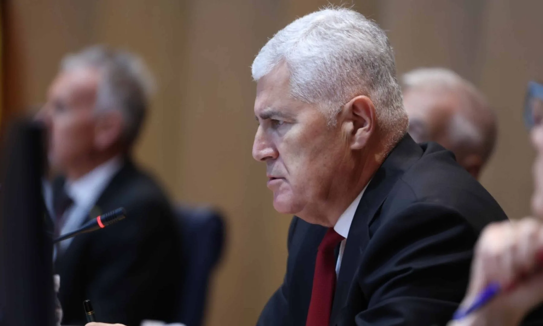 Sjednica Doma naroda Parlamenta BiH prekinuta zbog nedostatka kvoruma nakon što se trojica delegata iz SNSD-a nisu vratila