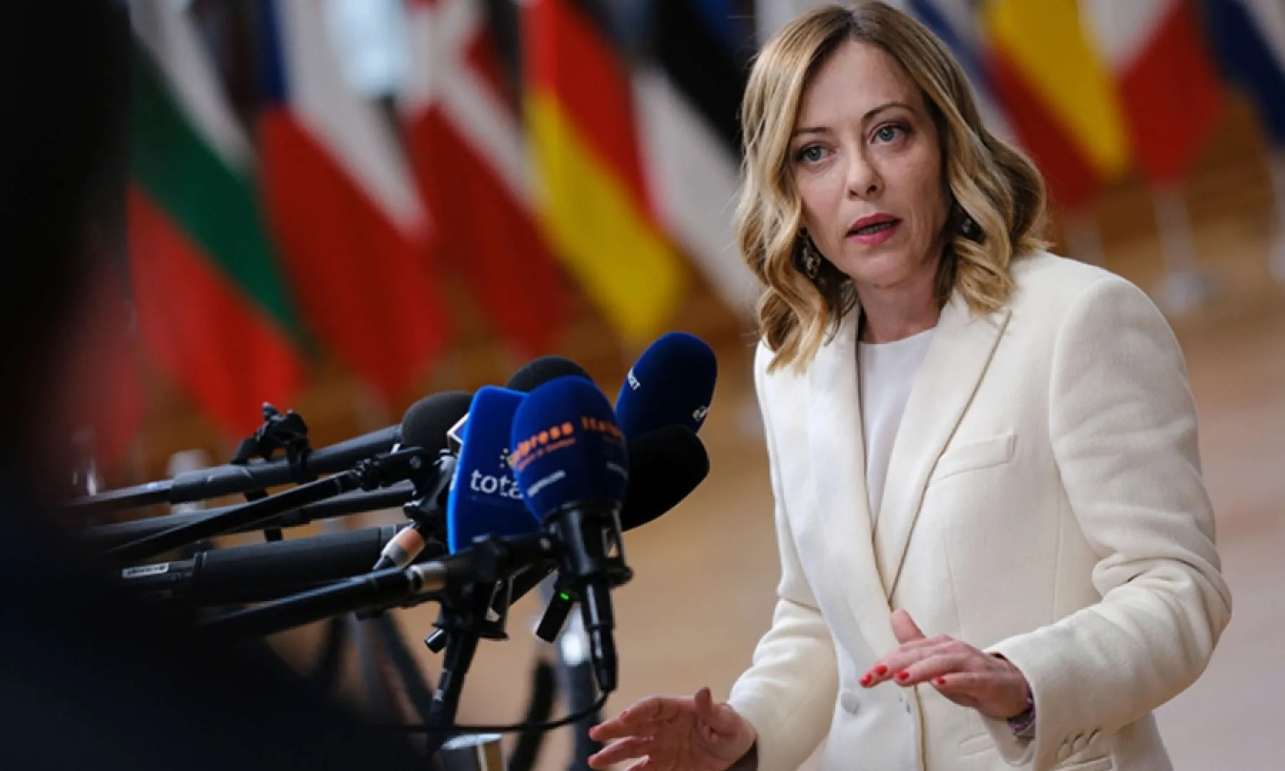 GNUSNO, SKANDALOZNO, ODVRATNO: Vučićev "Informer" italijansku premijerku predstavio kao seksualni objekt!