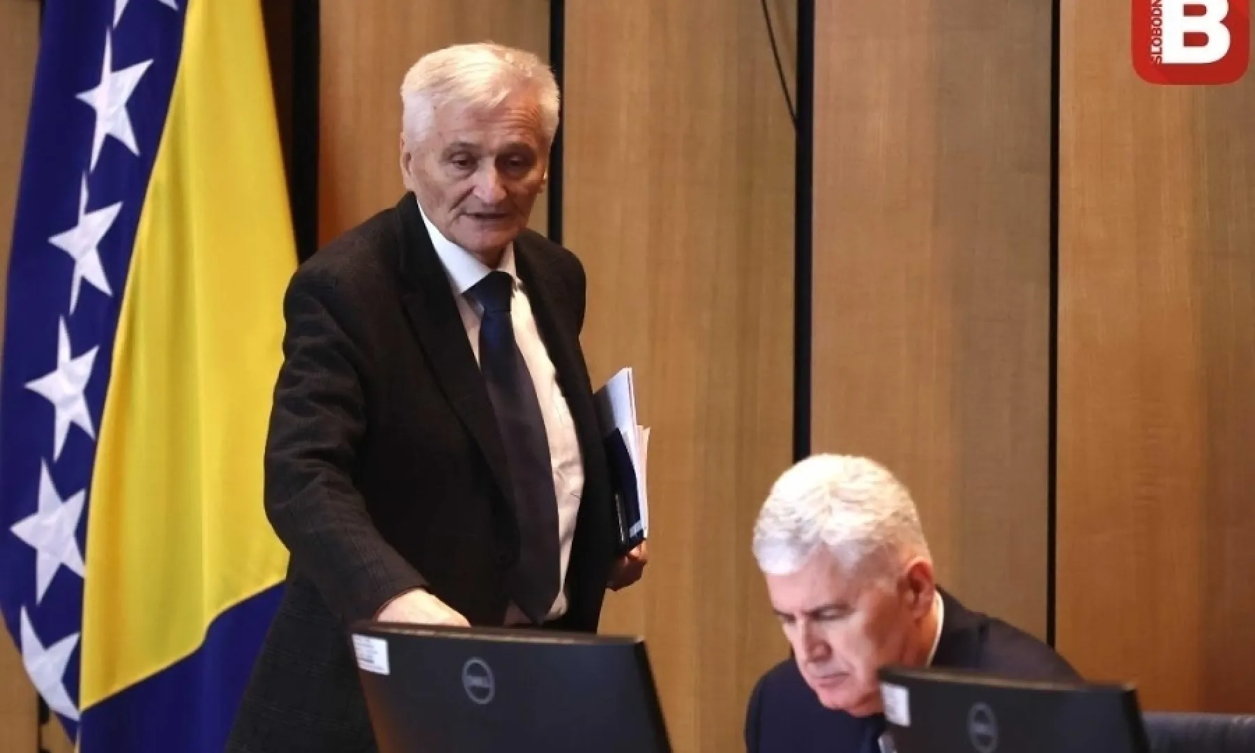 DOM NARODA POD KLJUČEM, DŽEPOVI PUNI: Dok Špirić i Čović upravljaju blokadama, građani plaćaju milione za Parlament koji ne radi!