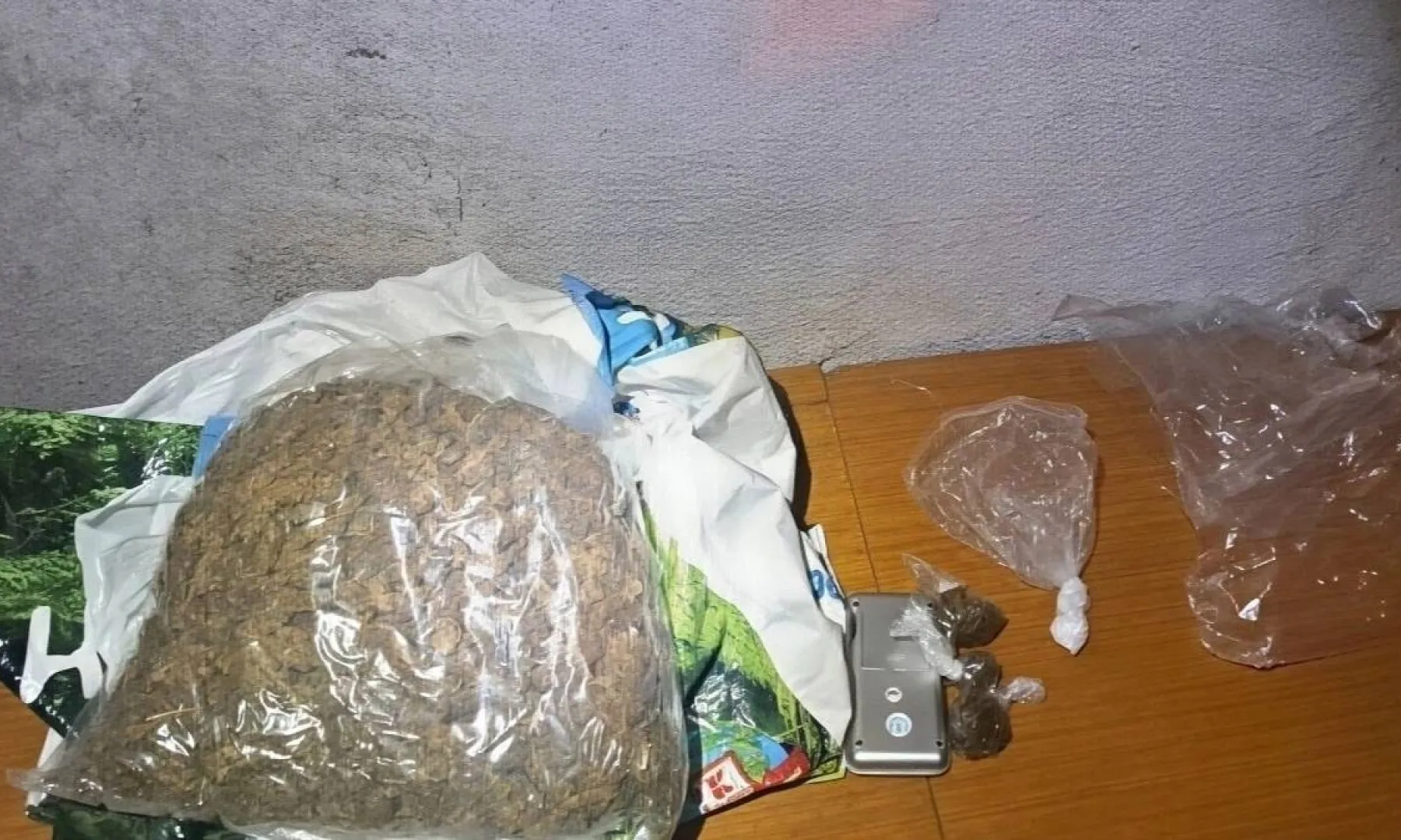 Policija iz Zvornika uhapsila dvije osobe i zaplijenila 934 grama marihuane tokom akcije "Kaciga