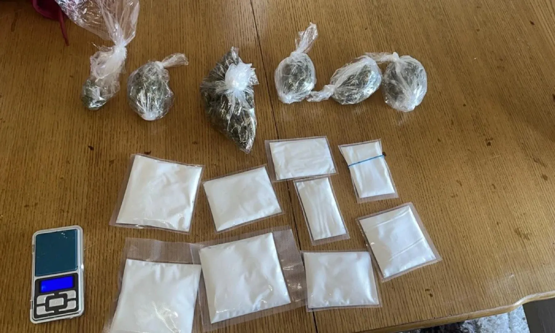 U Kalesiji uhapšen 35-godišnjak zbog sumnje u posjedovanje 2,5 kilograma droge i veće količine novca