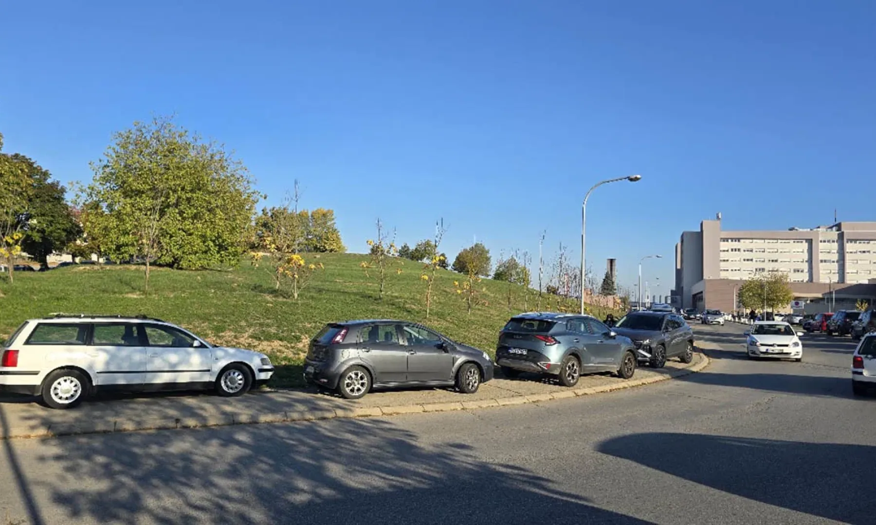 Vozači i dalje ostavljaju automobile na trotoarima oko UKC-a uprkos otvorenoj besplatnoj garaži s više od 1.000 mjesta