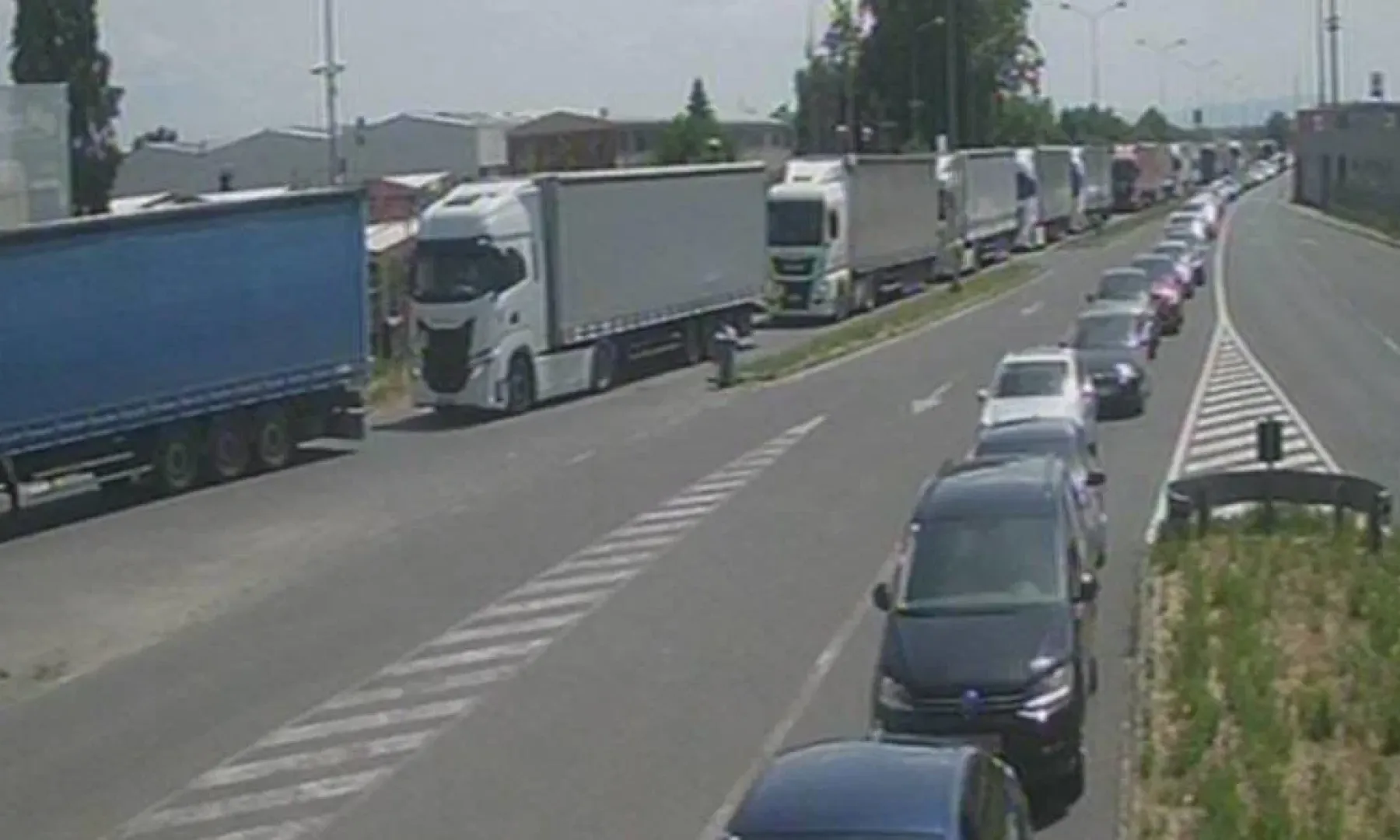 Duge kolone na granicama: Najveće gužve na prelazima Izačić, Velika Kladuša i Orašje