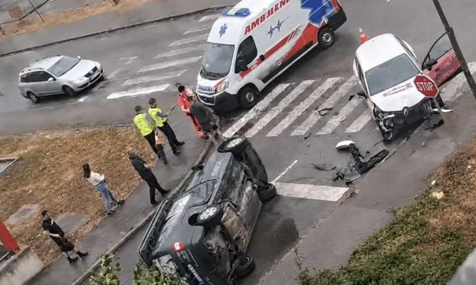 Teška saobraćajna nesreća u Bihaću, jedno vozilo se prevrnulo, nema informacija o povrijeđenima